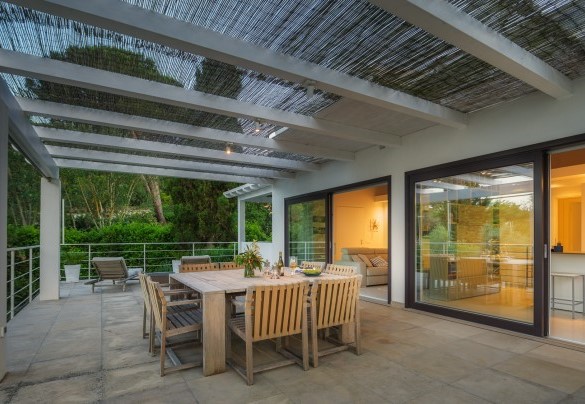 Living area, with large french windows on the terrace - Villa Giomoa