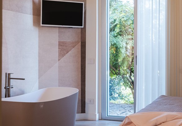 Double bedroom no. 1 on the ground floor with ensuite bathroom with shower, bathtub, and walk-in closet – Villa Giulia