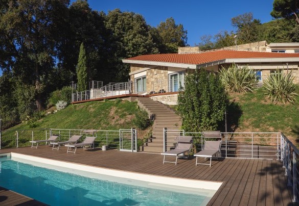 Villa built with three different shades of local stone, featuring a distinctive and refined character – Villa Giulia