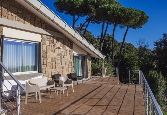 The terrace accessible from the living area, ideal for relaxing outdoors – Villa Giulia