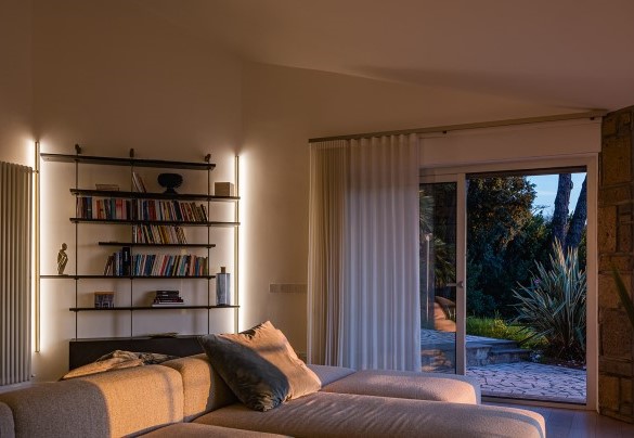 The bright living room with lounge and dining area, with direct access to the terrace – Villa Giulia