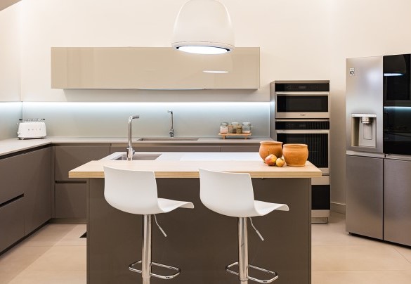Eat-in kitchen with central island and pantry – Villa Giulia