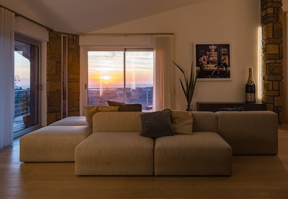 The bright living room with lounge and dining area, with direct access to the terrace – Villa Giulia