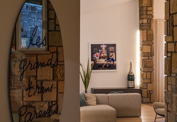 The bright living room with lounge and dining area, embellished by exposed stone walls – Villa Giulia