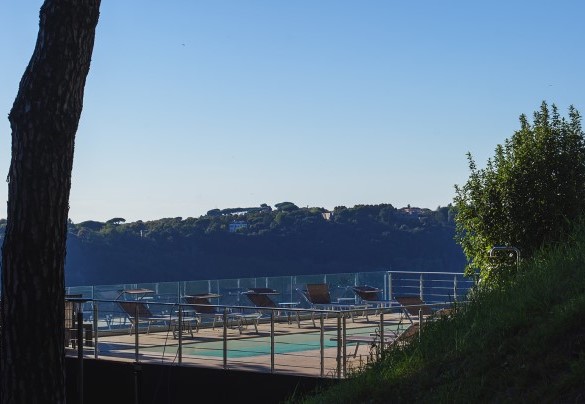 The pool suspended on a panoramic deck offers a breathtaking view of Lake Nemi – Villa Giulia