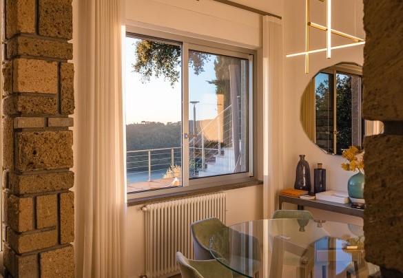 Dining area with breathtaking views of the pool and lake – Villa Giulia