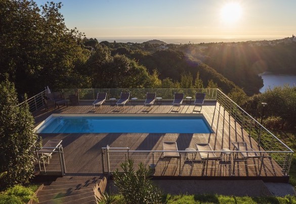 The pool suspended on a panoramic deck offers a breathtaking view of Lake Nemi – Villa Giulia