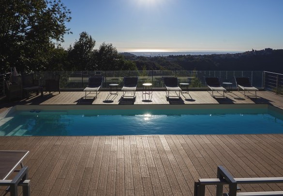 The pool suspended on a panoramic deck offers a breathtaking view of Lake Nemi – Villa Giulia