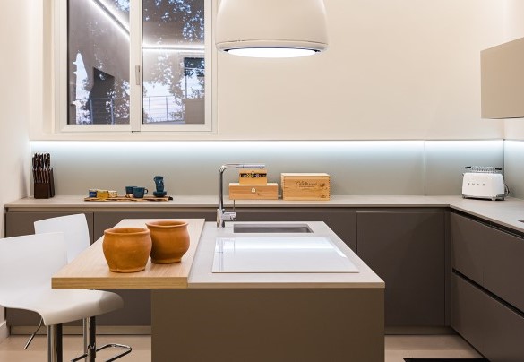 Eat-in kitchen with central island and pantry – Villa Giulia