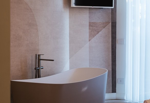 Double bedroom no. 1 on the ground floor with ensuite bathroom with shower, bathtub, and walk-in closet – Villa Giulia