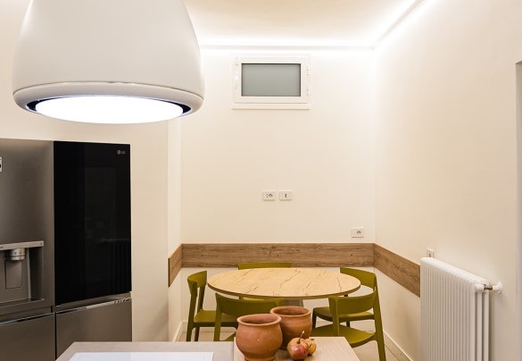 Eat-in kitchen with central island and pantry – Villa Giulia