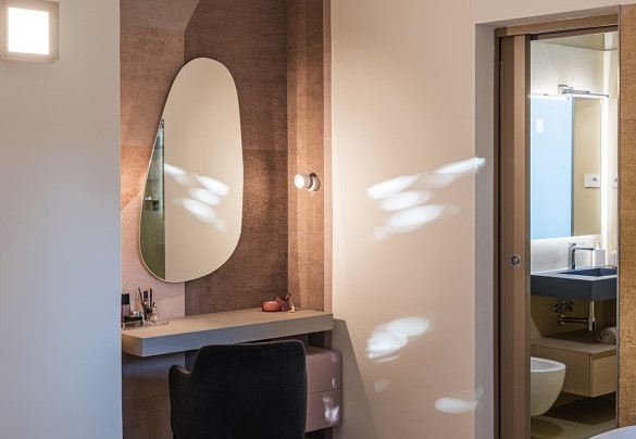 Double bedroom no. 1 on the ground floor with ensuite bathroom with shower, bathtub, and walk-in closet – Villa Giulia