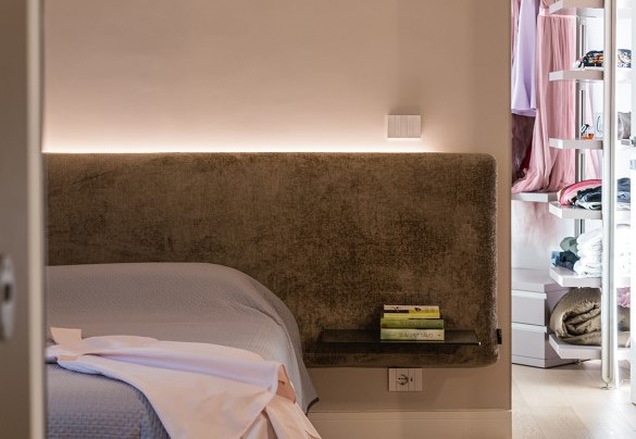 Double bedroom no. 1 on the ground floor with ensuite bathroom with shower, bathtub, and walk-in closet – Villa Giulia
