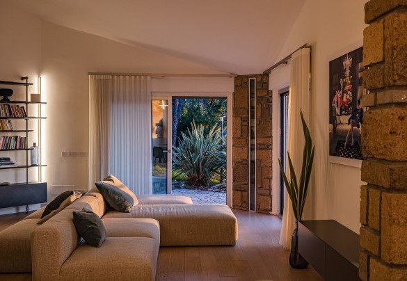 The bright living room with lounge and dining area, with direct access to the terrace – Villa Giulia