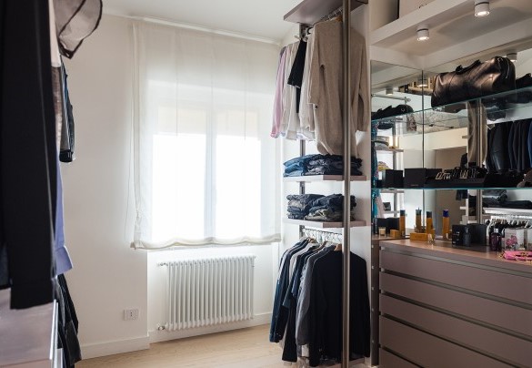 Walk-in closet in double bedroom no. 1 on the ground floor – Villa Giulia