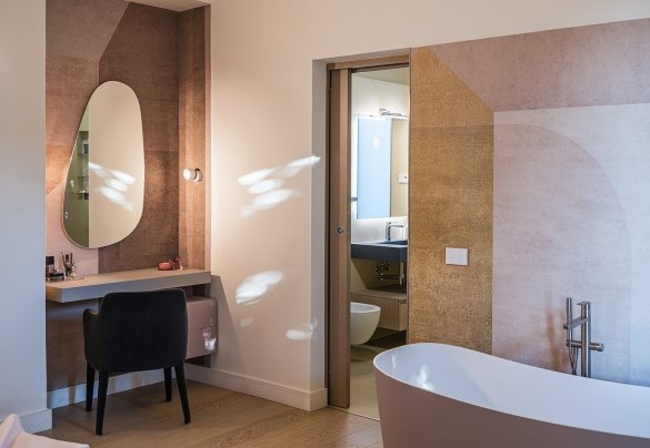 Double bedroom no. 1 on the ground floor with ensuite bathroom with shower, bathtub and walk-in closet – Villa Giulia