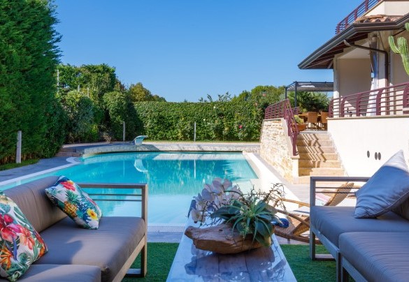 The relaxation area with sofas next to the pool - Villa Alais