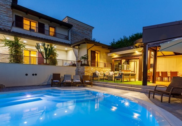 The pool with both internal and external lighting - Villa Alais
