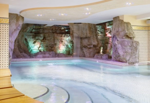 The fantastic indoor pool with a waterfall - Villa Alais