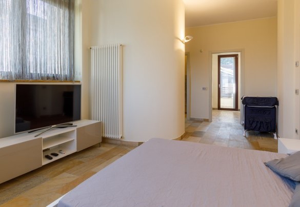 The ground floor double bedroom with an en-suite bathroom - Villa Alais