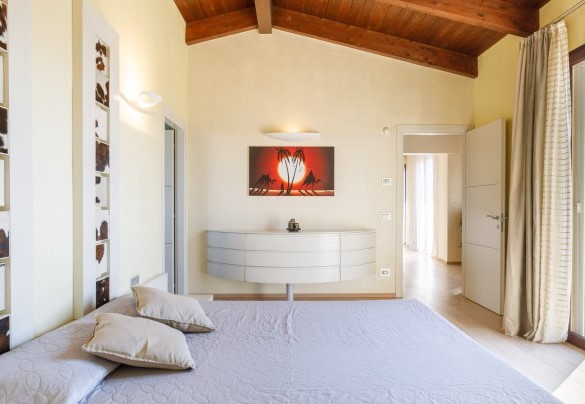 The double bedroom on the first floor with an en-suite bathroom - Villa Alais