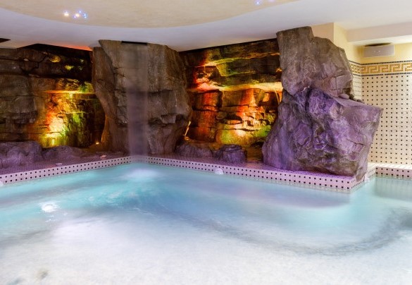 The indoor pool with a waterfall in the basement - Villa Alais