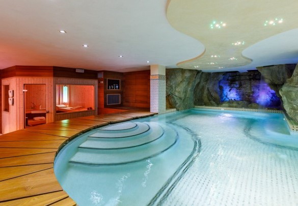 The fantastic indoor pool with a waterfall - Villa Alais