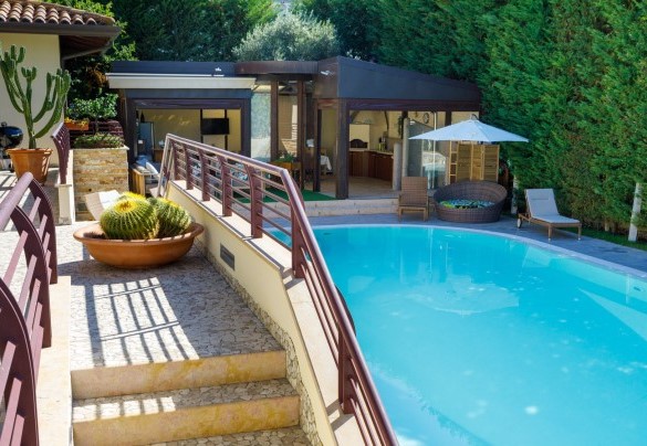 A few steps lead directly to the pool - Villa Alais