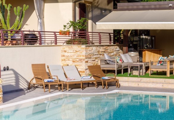 The sunbathing area with loungers surrounding the pool - Villa Alais