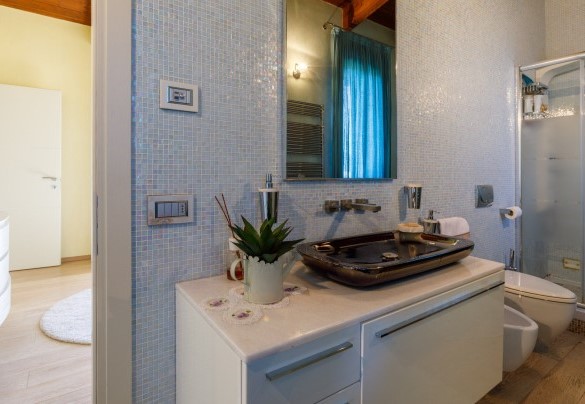 The colorful en-suite bathroom with a shower - Villa Alais