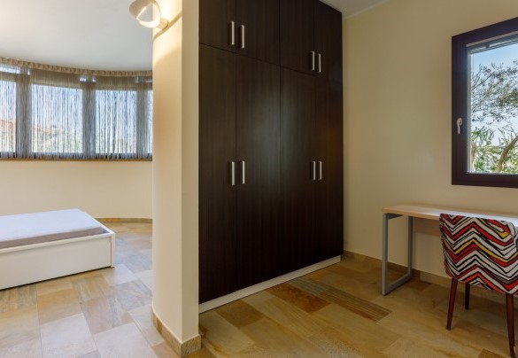 The walk-in closet next to the double bedroom - Villa Alais