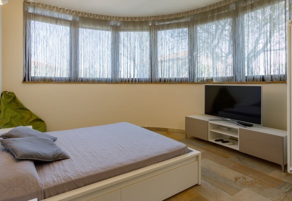 The ground floor double bedroom with an en-suite bathroom - Villa Alais