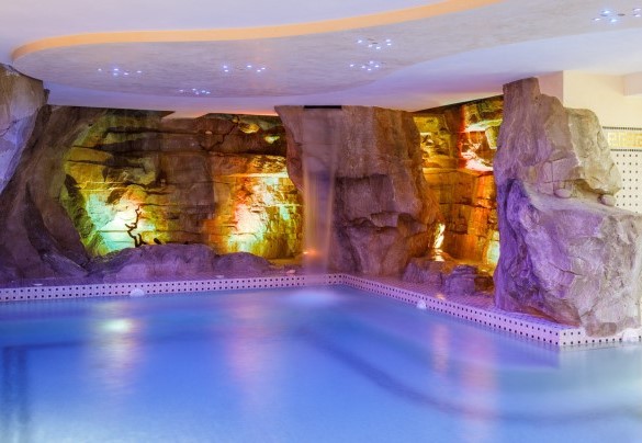 The indoor pool with a waterfall in the basement - Villa Alais