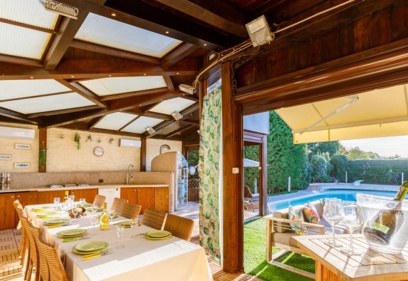 The veranda equipped with a complete kitchen overlooking the pool - Villa Alais