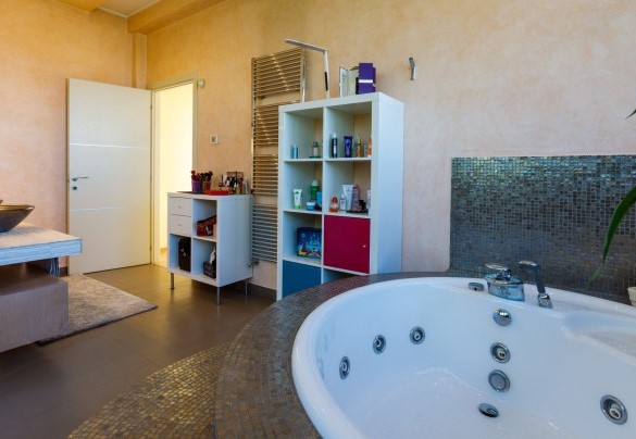 The hot tub on the first floor - Villa Alais