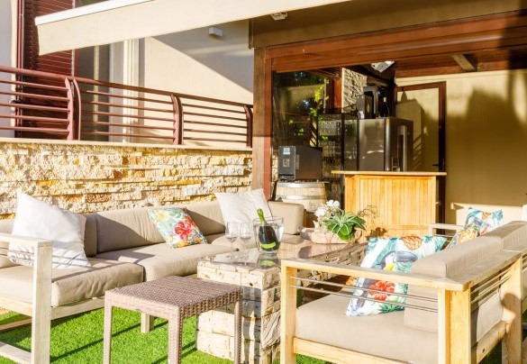 The relaxation area with sofas next to the pool - Villa Alais