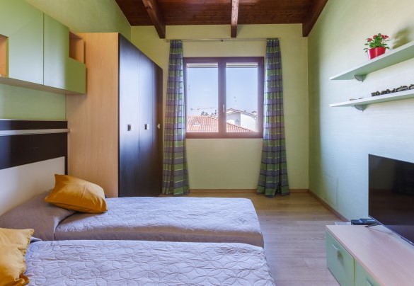 The twin bedroom on the first floor with TV - Villa Alais
