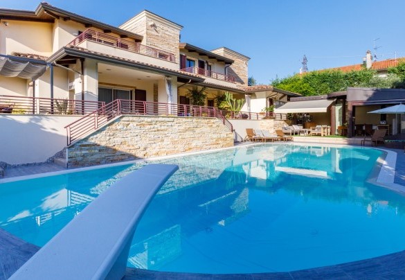 The marvelous pool with a diving board - Villa Alais