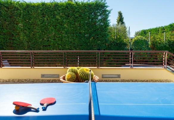 The ping pong table under the porch - Villa Alais