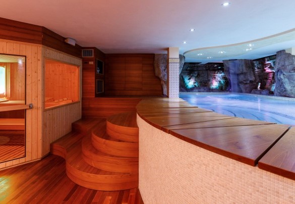 The sauna next to the indoor pool - Villa Alais