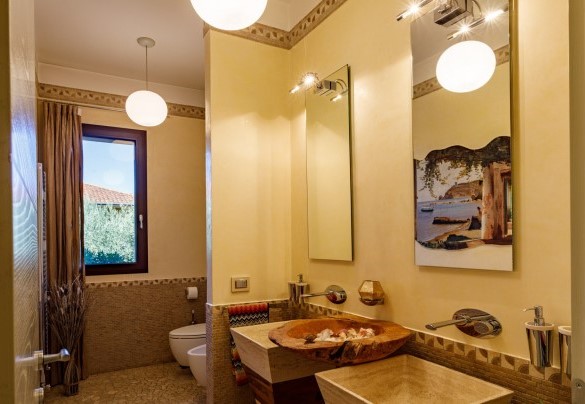 The elegant bathroom on the ground floor - Villa Alais