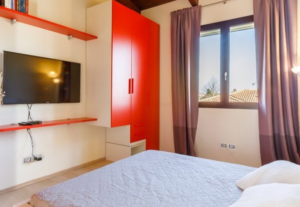 The double bedroom on the first floor with TV - Villa Alais