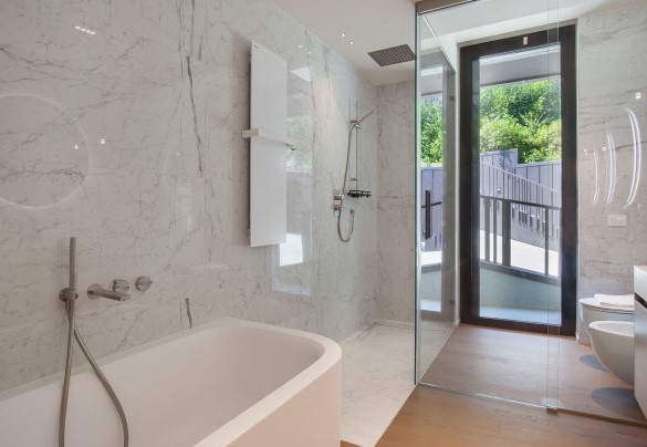 Bathroom n.3 with shower and bathtub for double bedrooms on the 1st floor - Villa Grace