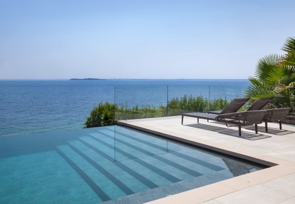 View of the pool with lake view - Villa Grace
