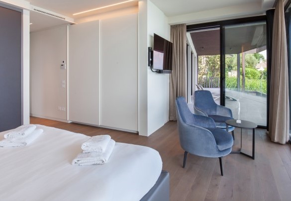 Lakefront cosy relax corner of the double bedroom (2) - Villa Grace