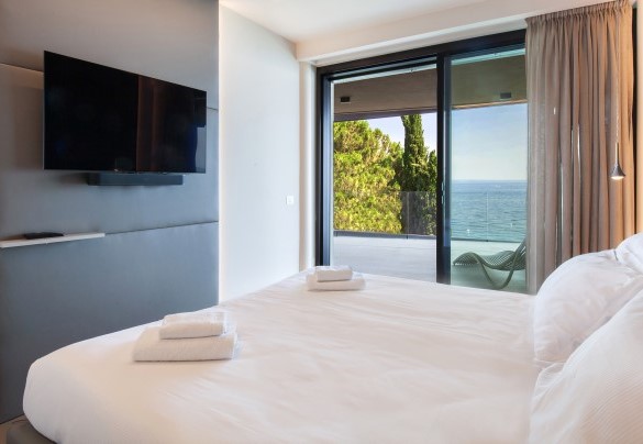 Detail of the lake view of the double bedrooms - Villa Grace