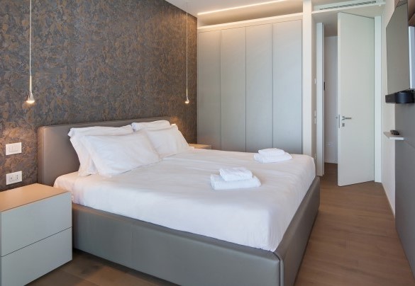 Double bedroom (4) with lake view - Villa Grace