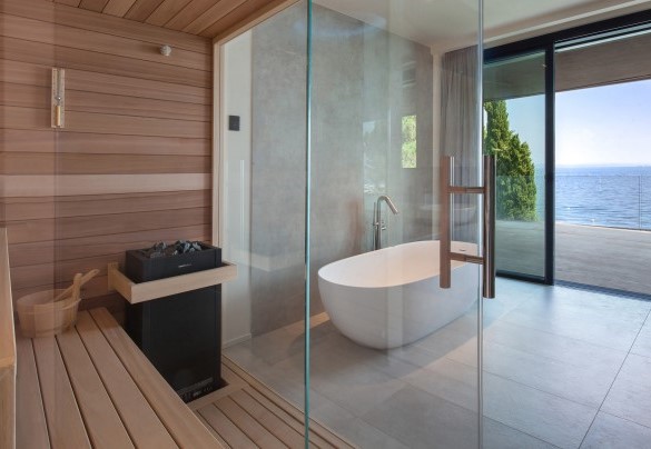 The lakefront bathroom with sauna and tub on the 1st floor - Villa Grace
