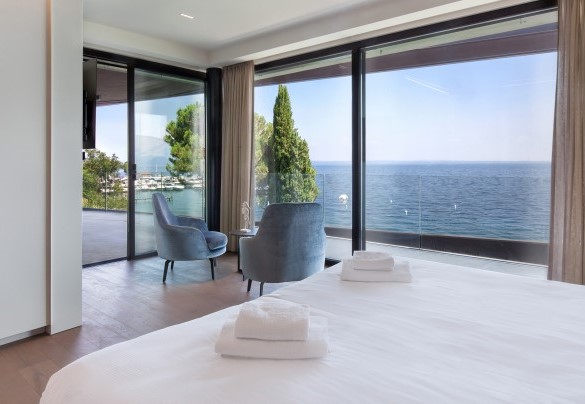 Double bedroom (2) with lake view and ensuite bathroom - Villa Grace