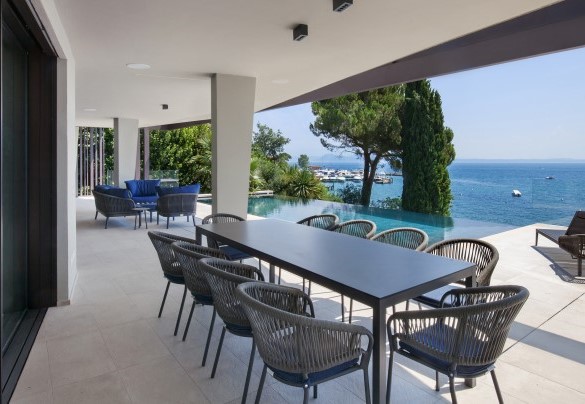 Table with chairs on the ground floor terrace - Villa Grace